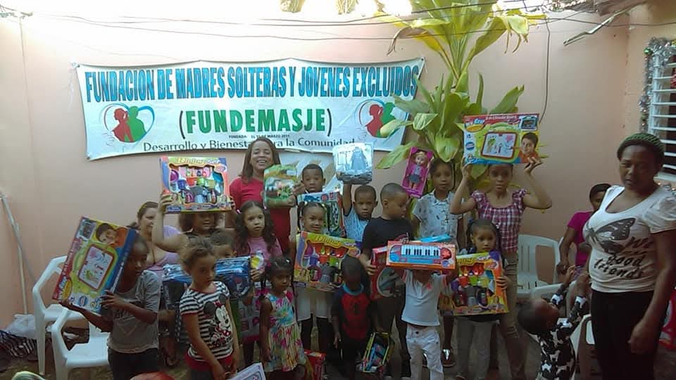 Entrega de juguetes a niños de la comunidad