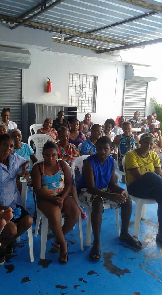 Asistentes a una charla comunitaria