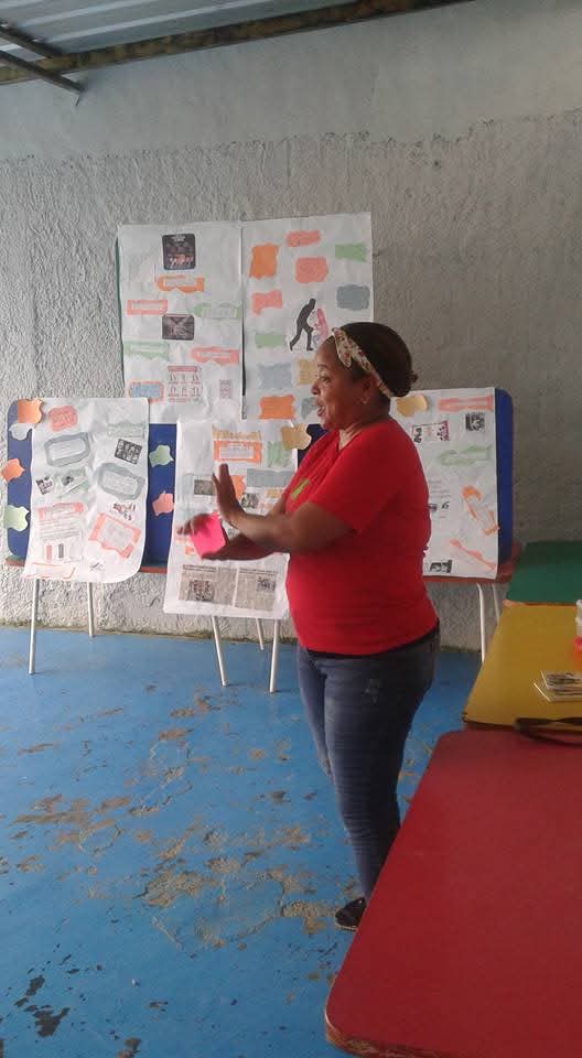 Facilitadora durante una capacitación