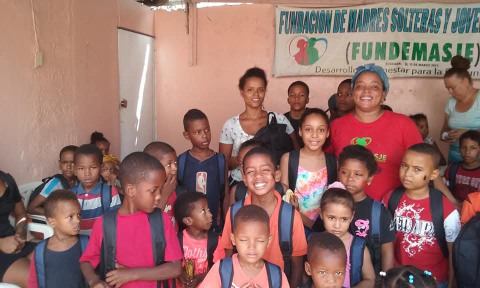 Niños beneficiados con mochilas escolares