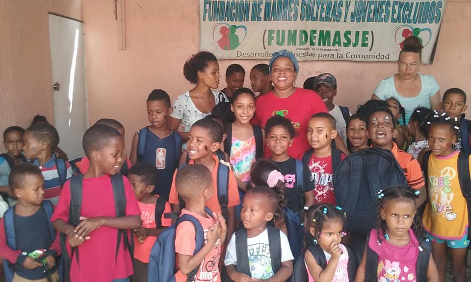 Grupo de niños beneficiados por FUNDEMASJE